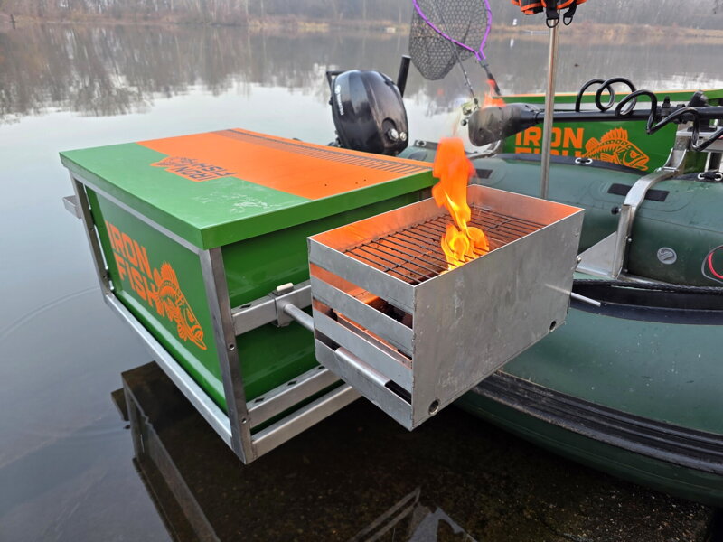 Gril s nastavovacím roštem